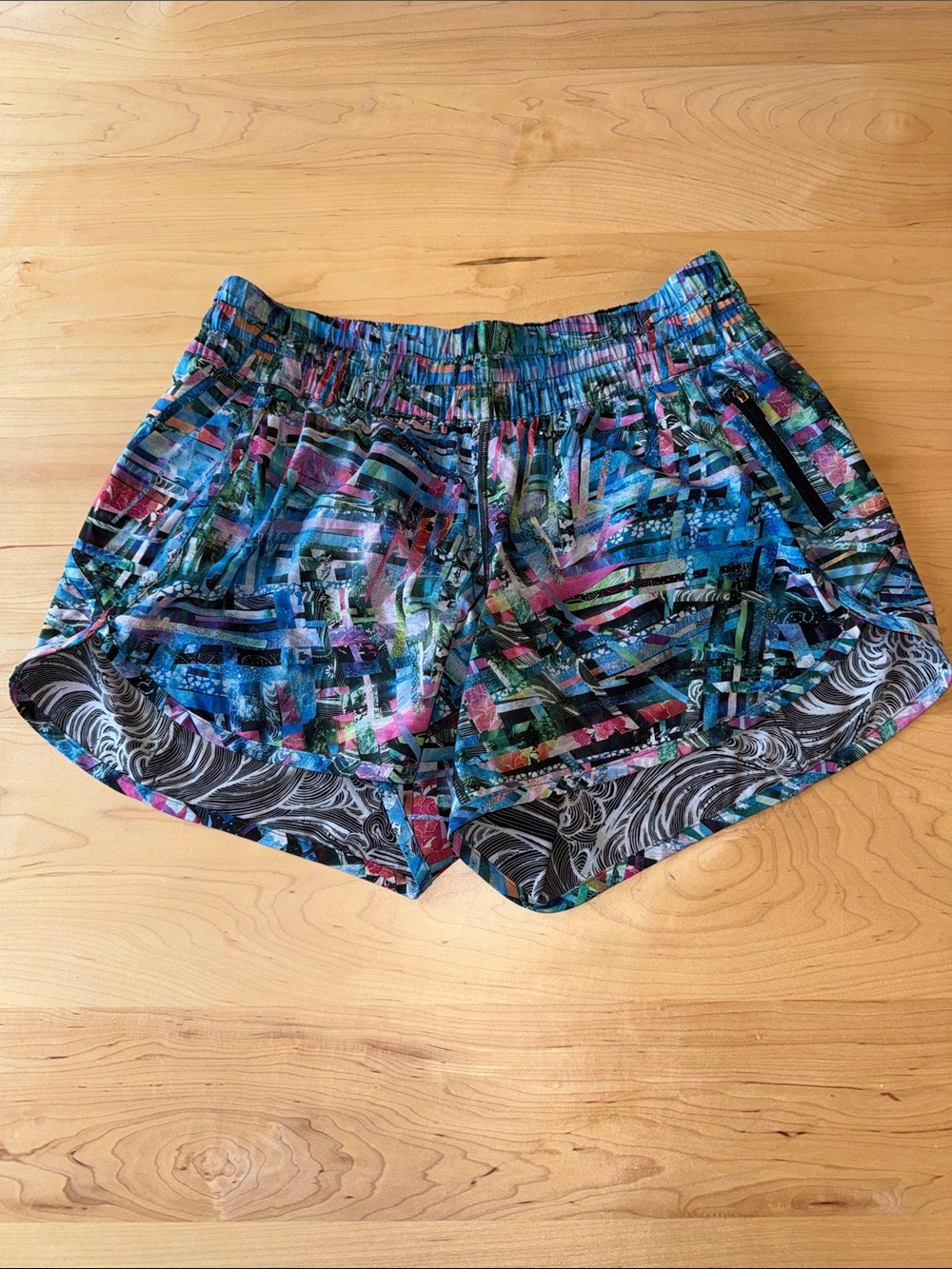 Lululemon Seawheeze Tracker Lined Shorts in Electric Beach Print Waves size 10